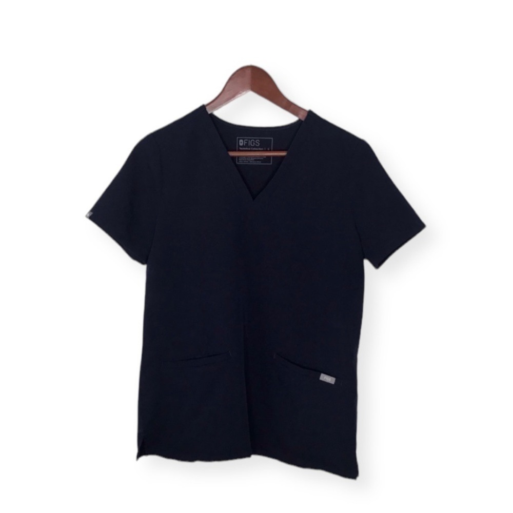 FIGS Casma Three Pocket Scrub Top in Navy.